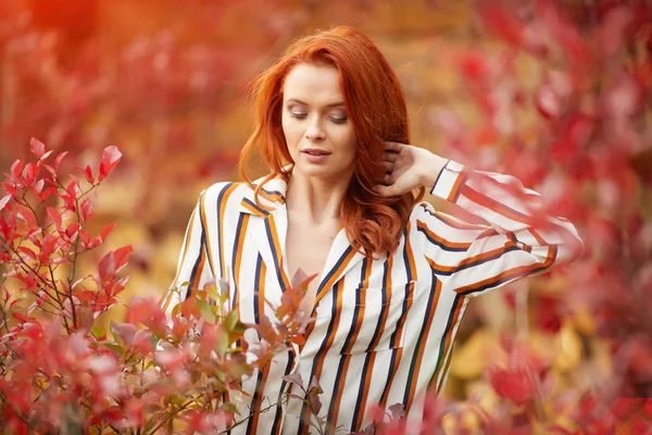 Außenporträt Der Schönen Frau Mit Roten Haaren Und Rauchigen Augen — Stockfoto