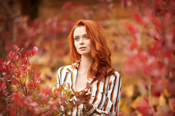 Retrato Aire Libre Una Hermosa Mujer Con Cabello Rojo Ojos —  Fotos de Stock