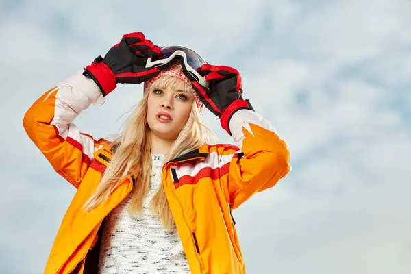 Immagine Felice Giovane Donna Snowboarder — Foto Stock