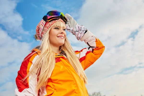 快乐的年轻女人滑雪板的图片 — 图库照片