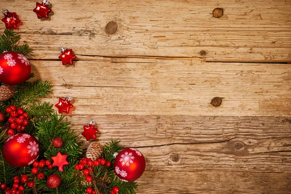 Weihnachten Hintergrund Mit Tanne Und Dekoration Auf Dunklem Holzbrett — Stockfoto