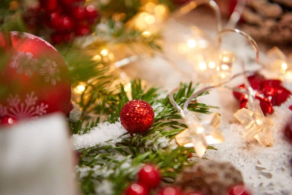 Weihnachtlicher Hintergrund Mit Kleinen Geschenken Roter Schleife Und Fichtenzweig — Stockfoto