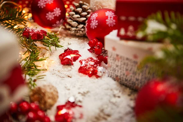 Jul Bakgrund Med Små Gåvor Rött Band Och Spruce Gren — Stockfoto