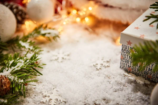 Kerstmis Achtergrond Met Kleine Geschenken Rood Lint Vuren Tak — Stockfoto