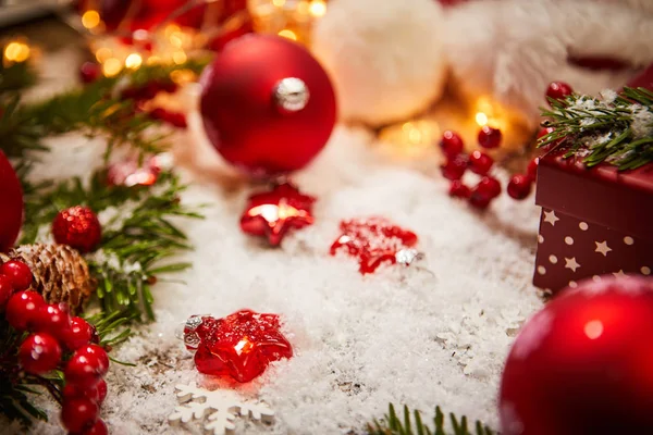 Kerstmis Achtergrond Met Kleine Geschenken Rood Lint Vuren Tak — Stockfoto