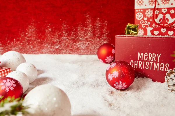 Fundo Natal Com Pequenos Presentes Fita Vermelha Ramo Abeto — Fotografia de Stock