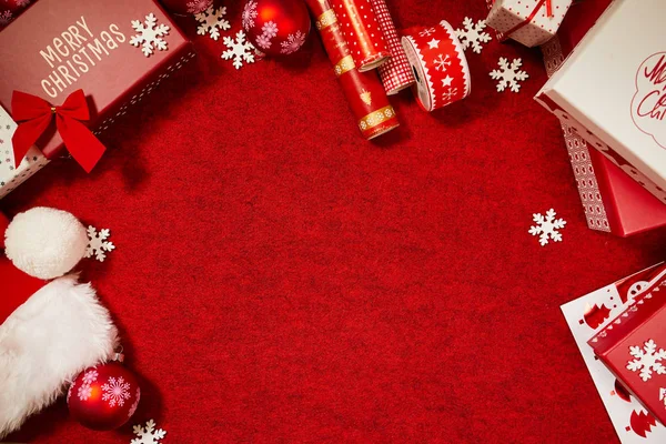 Jul Gåvor Dekoration Röd Bakgrund — Stockfoto