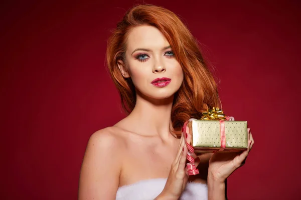 Glücklich Aufgeregte Junge Frau Weihnachtsmann Kostüm Mit Geschenkbox Über Rotem — Stockfoto