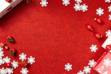 Noel arka plan. Kırmızı bir arka plan üzerinde kırmızı Noel kutu. Tebrik Noel kartı.