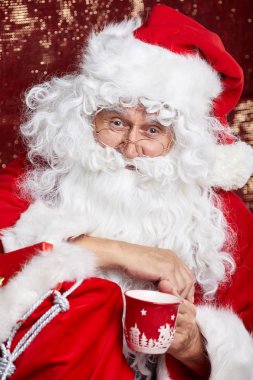 Gözlüklü mutlu Noel Baba 'nın fotoğrafı. Kameraya bakıyor.