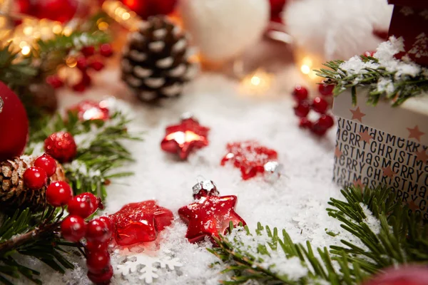 雪背景の美しいクリスマスの装飾 — ストック写真