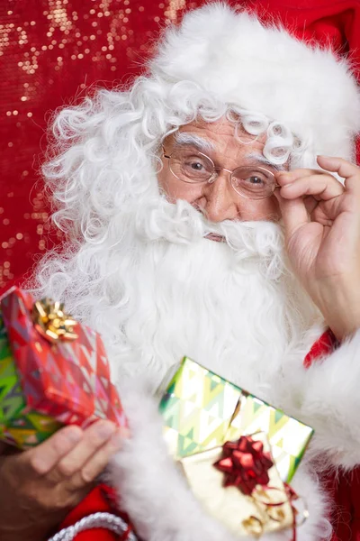 Foto Van Gelukkig Santa Claus Uitvoering Van Giften Aan Kinderen — Stockfoto