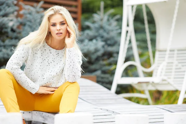 Jovem Mulher Sentada Terraço Madeira Desfrutando Seu Dia Relaxante Modelo — Fotografia de Stock