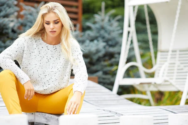 Mujer Joven Sentada Una Terraza Madera Disfrutando Día Relajándose Modelo —  Fotos de Stock