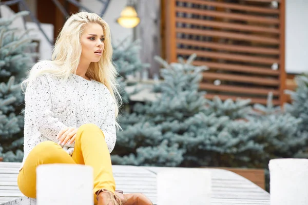 Jovem Mulher Sentada Terraço Madeira Desfrutando Seu Dia Relaxante Modelo — Fotografia de Stock