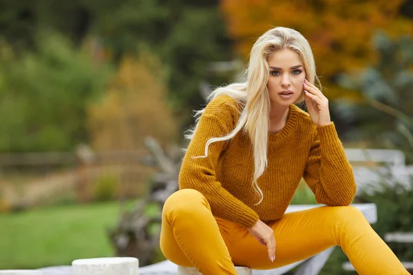 Herfst Vrouw Ontspannen Een Houten Terras Ochtend Vrouwelijk Model Met — Stockfoto