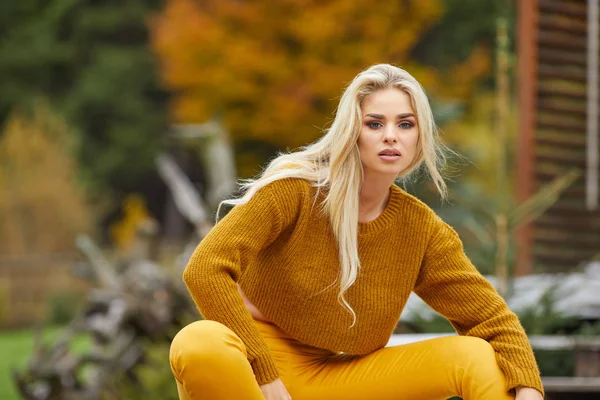 Herfst Vrouw Ontspannen Een Houten Terras Ochtend Vrouwelijk Model Met — Stockfoto