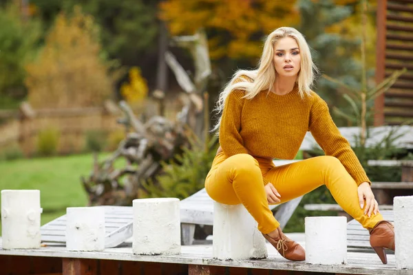 Kobieta Jesień Relaksujący Drewnianym Tarasie Godzinach Porannych Modelki Blond Włosami — Zdjęcie stockowe