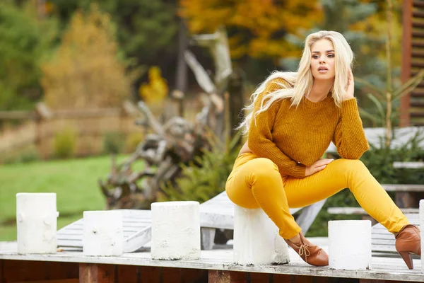 Kobieta Jesień Relaksujący Drewnianym Tarasie Godzinach Porannych Modelki Blond Włosami — Zdjęcie stockowe