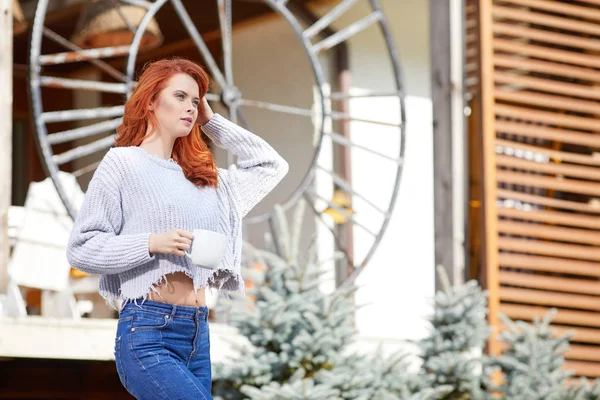 Femme Buvant Café Sur Terrasse Par Une Matinée Ensoleillée — Photo