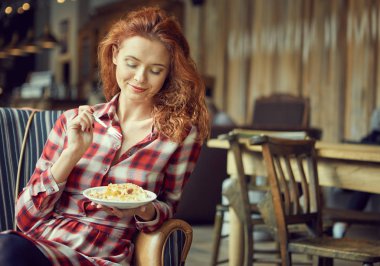 Kafedeki kadına kahve içme ve bir pasta yeme