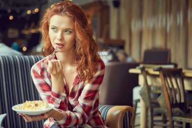 Kafedeki kadına kahve içme ve bir pasta yeme