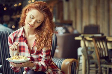 Kafedeki kadına kahve içme ve bir pasta yeme