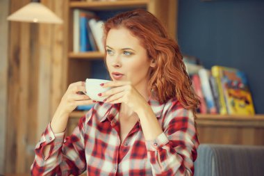 Kafedeki kadına kahve içme ve bir pasta yeme