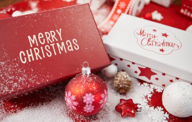 Kırmızı ve beyaz hediye kutuları karda. Xmas arka plan üzerinde izole