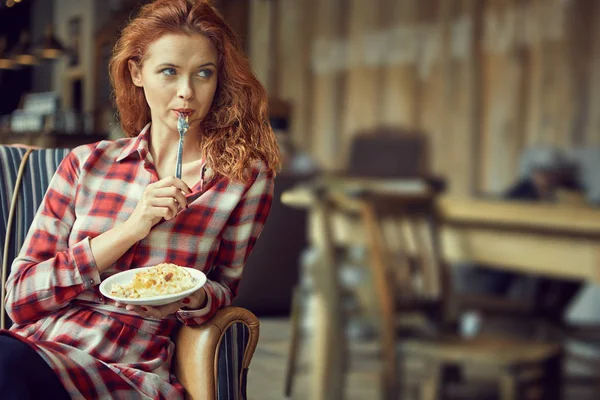 Γυναίκα Στο Café Πίνοντας Τον Καφέ Και Τρώνε Ένα Κέικ — Φωτογραφία Αρχείου