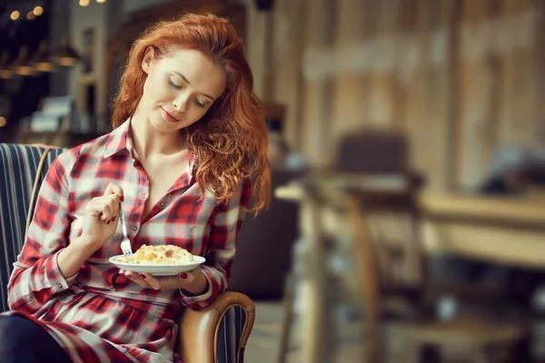 Kafedeki kadına kahve içme ve bir pasta yeme