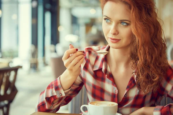 カフェで女の子はコーヒーを飲みながら 本を読んで — ストック写真