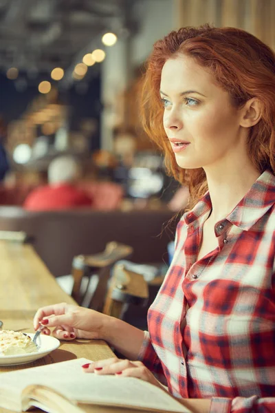 Het Meisje Het Café Drinken Koffie Het Lezen Van Een — Stockfoto