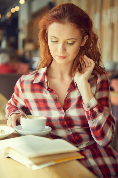 Κοπέλα Στο Καφέ Πίνοντας Καφέ Και Διαβάζοντας Ένα Βιβλίο — Φωτογραφία Αρχείου