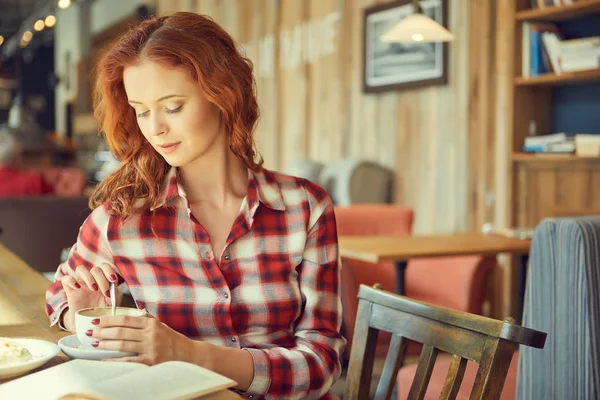 Het Meisje Het Café Drinken Koffie Het Lezen Van Een — Stockfoto