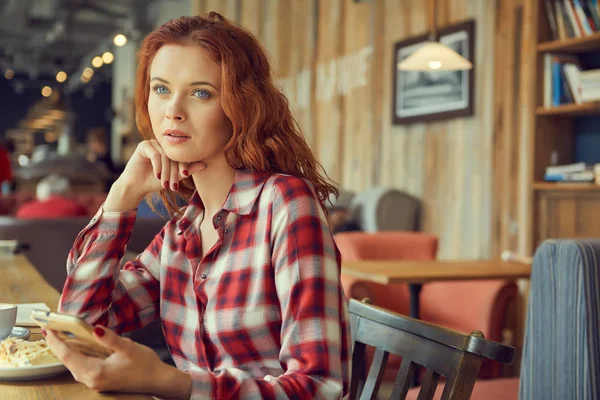 Vrouw Het Café Koffie Drinken Eten Van Een Cake — Stockfoto