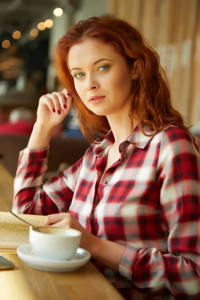 Mujer Café Está Bebiendo Café Comiendo Pastel —  Fotos de Stock