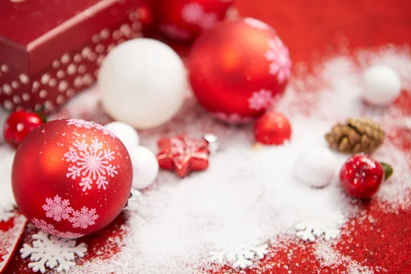 Rode Witte Geschenkdozen Sneeuw Geïsoleerd Xmas Achtergrond — Stockfoto