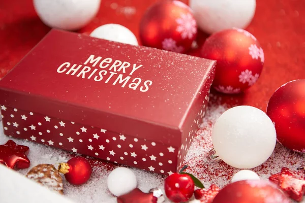 Cajas Regalo Rojas Blancas Nieve Aislado Sobre Fondo Navidad —  Fotos de Stock