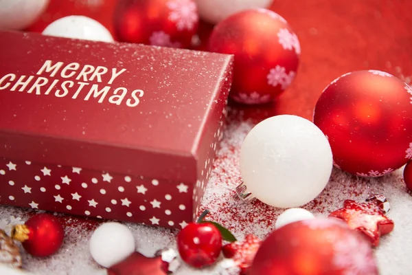 Confezioni Regalo Bianco Rosso Sulla Neve Isolato Sfondo Natalizio — Foto Stock