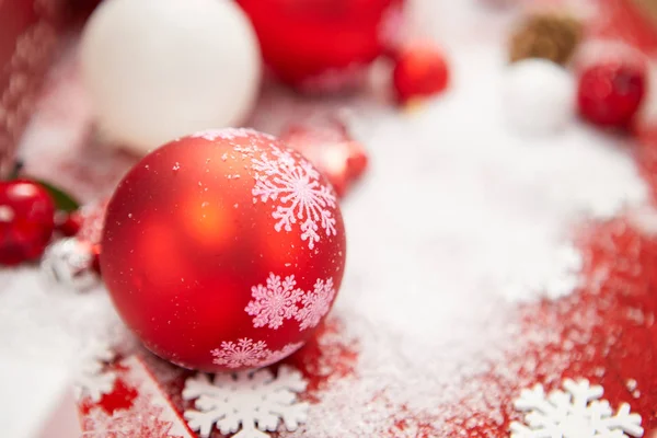 Coffrets Cadeaux Rouges Blancs Dans Neige Isolé Sur Fond Noël — Photo