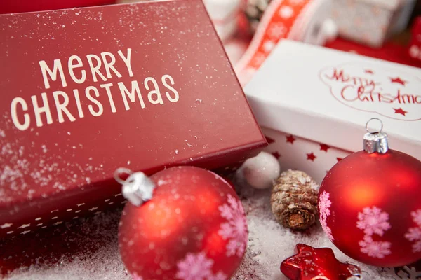 Cajas Regalo Rojas Blancas Nieve Aislado Sobre Fondo Navidad — Foto de Stock