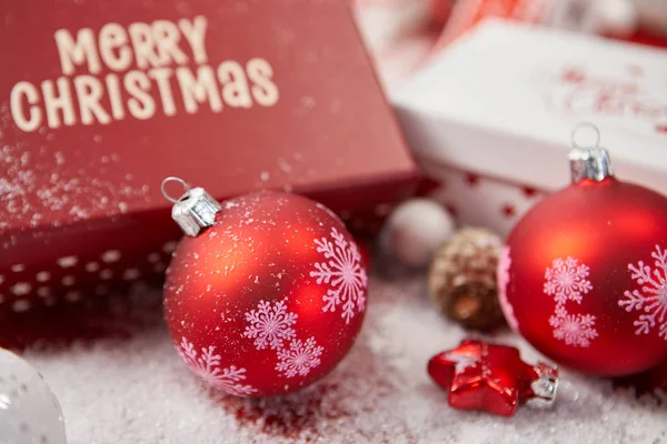 Cajas Regalo Rojas Blancas Nieve Aislado Sobre Fondo Navidad — Foto de Stock