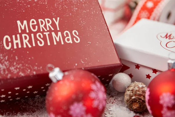 Cajas Regalo Rojas Blancas Nieve Aislado Sobre Fondo Navidad — Foto de Stock