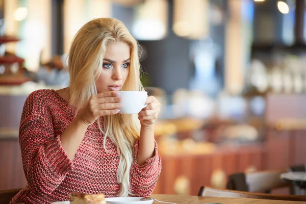 Mulher Loira Olhando Através Janela Enquanto Bebe Chá Sentado Café — Fotografia de Stock