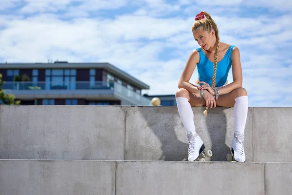 Bella Giovane Donna Bionda Con Treccia Sul Ponte Della Città — Foto Stock