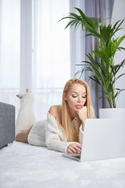 Jovem Mulher Usando Laptop Chão Quarto — Fotografia de Stock