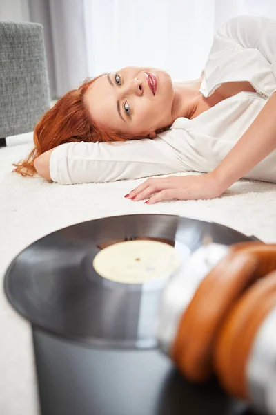 Mladá Krásná Žena Poslouchat Hudbu Záznamem Obývacím Pokoji — Stock fotografie