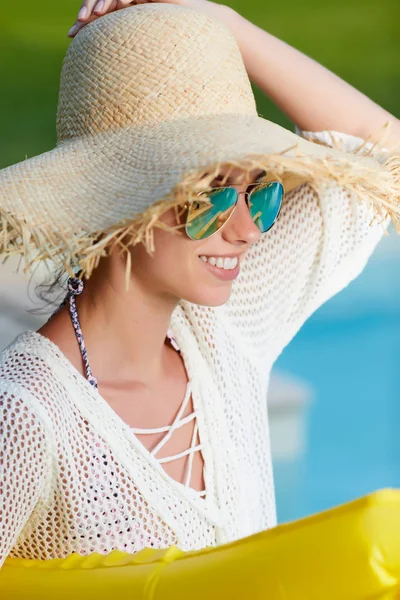 Image Woman Sitting Pool Side Smiling Her Shoulder — Stock Photo, Image