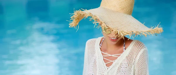 Immagine Una Donna Seduta Bordo Piscina Sorridente Alle Spalle — Foto Stock